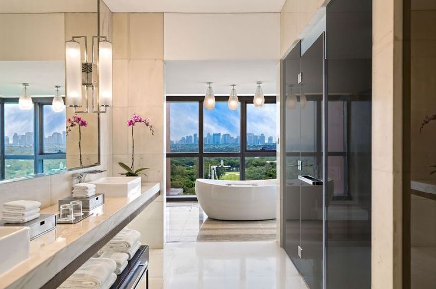 Chairman Suite Bathroom with a view (Photo: Manila Marriott Hotel/Facebook)