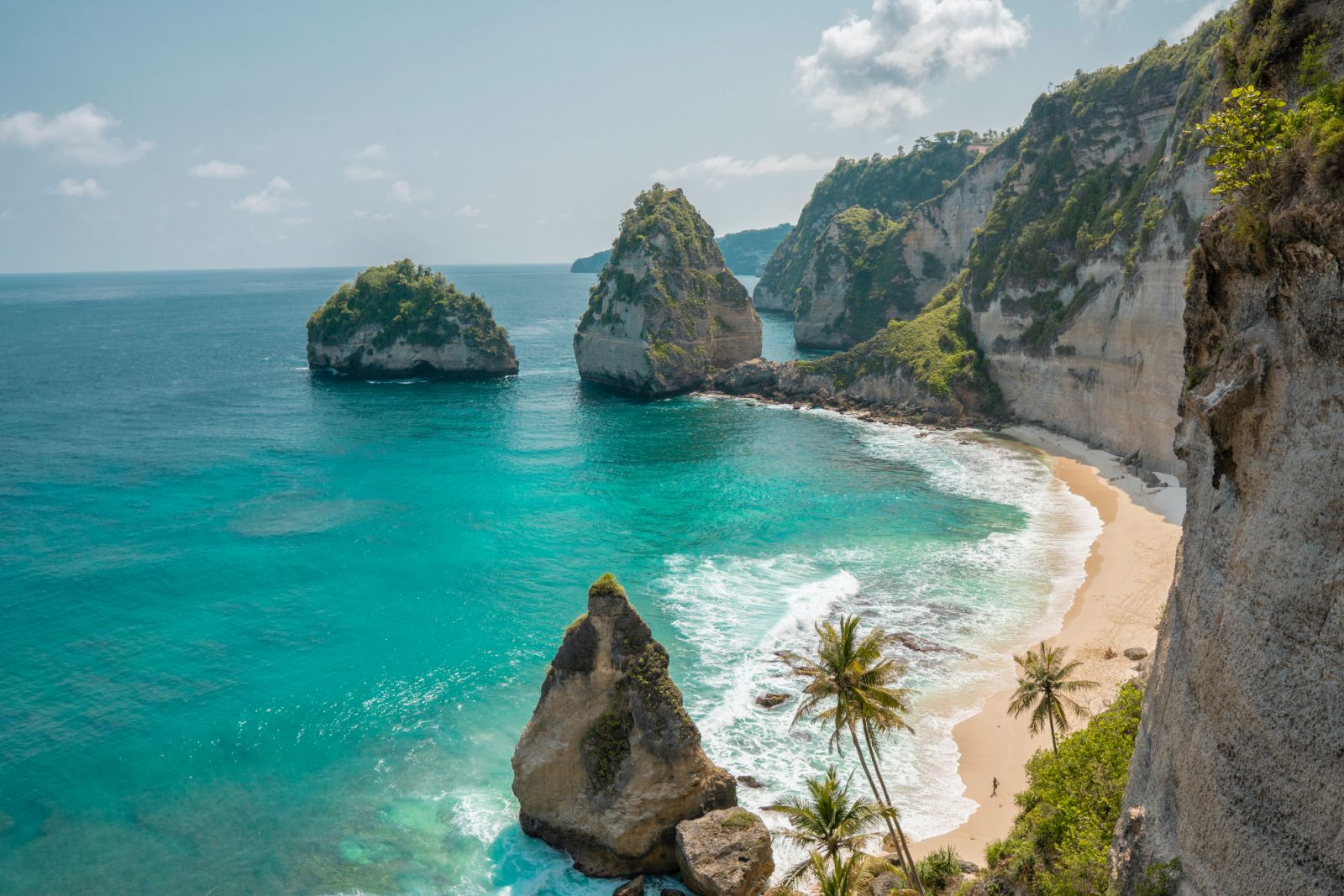 Beach and cliffs of Nusa Penida (Photo: Alfiano Sutianto/Unsplash.com)