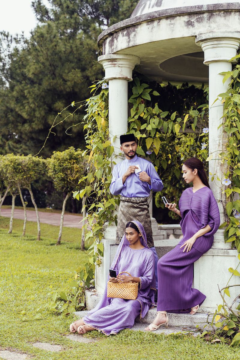 Dressing up for Raya with Oppo Find N2 Flip