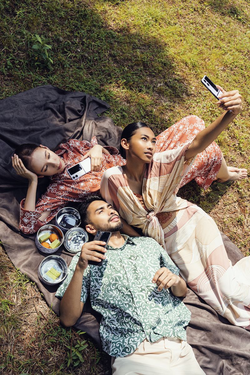 Dressing up for Raya with Oppo Find N2 Flip