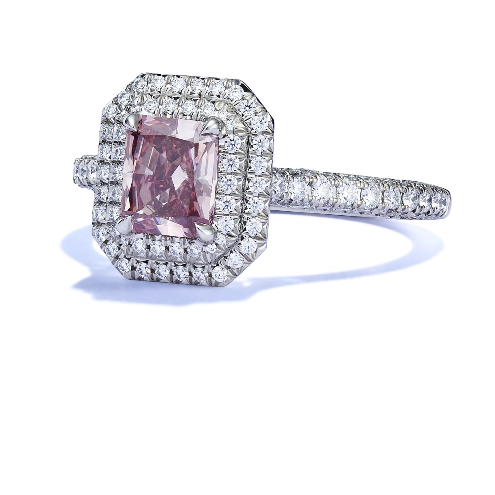 Tiffany高級珠寶系列鉑金鑲鑽0.79克拉深粉色彩鑽主石戒指。Photo:Tiffany