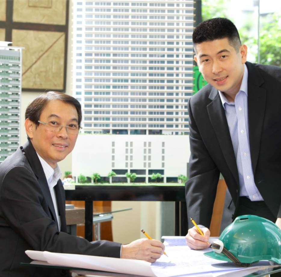 Injap Sia and Tony Tan-Caktiong pose for a photo (Photo: Hotel 101)