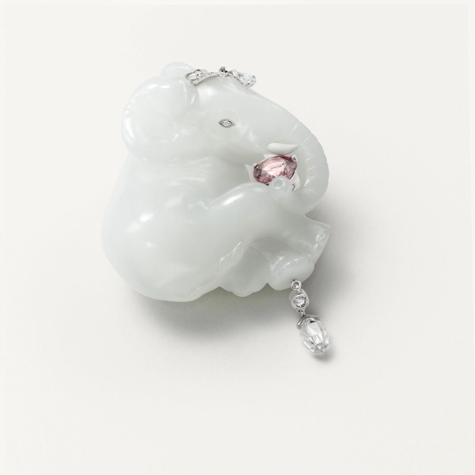 卡地亞BEAUTÉS DU MONDE系列ÉLÉPHANT BLANC胸針。是卡地亞首度呈現大象主題。Photo:Cartier