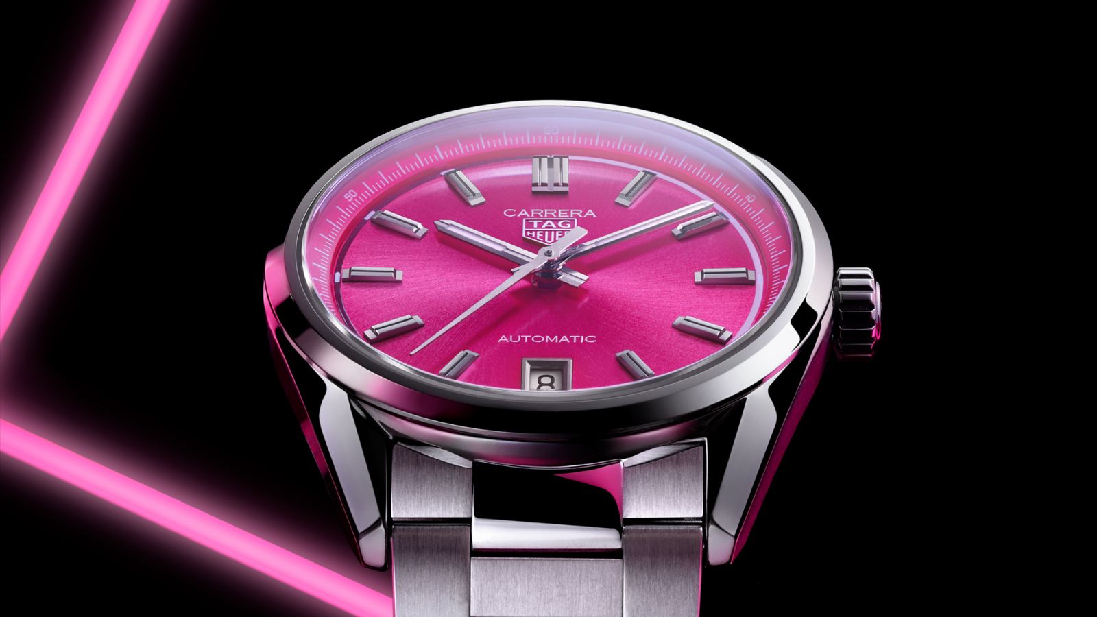 好萊塢女演員Vanessa Bayer電影中配戴腕錶,TAG Heuer Carrera 日期 36 毫米自動腕錶-粉紅面_參考編號WBN2313.BA0001_建議售價NT$104,300(Photo: TAGHeuer)