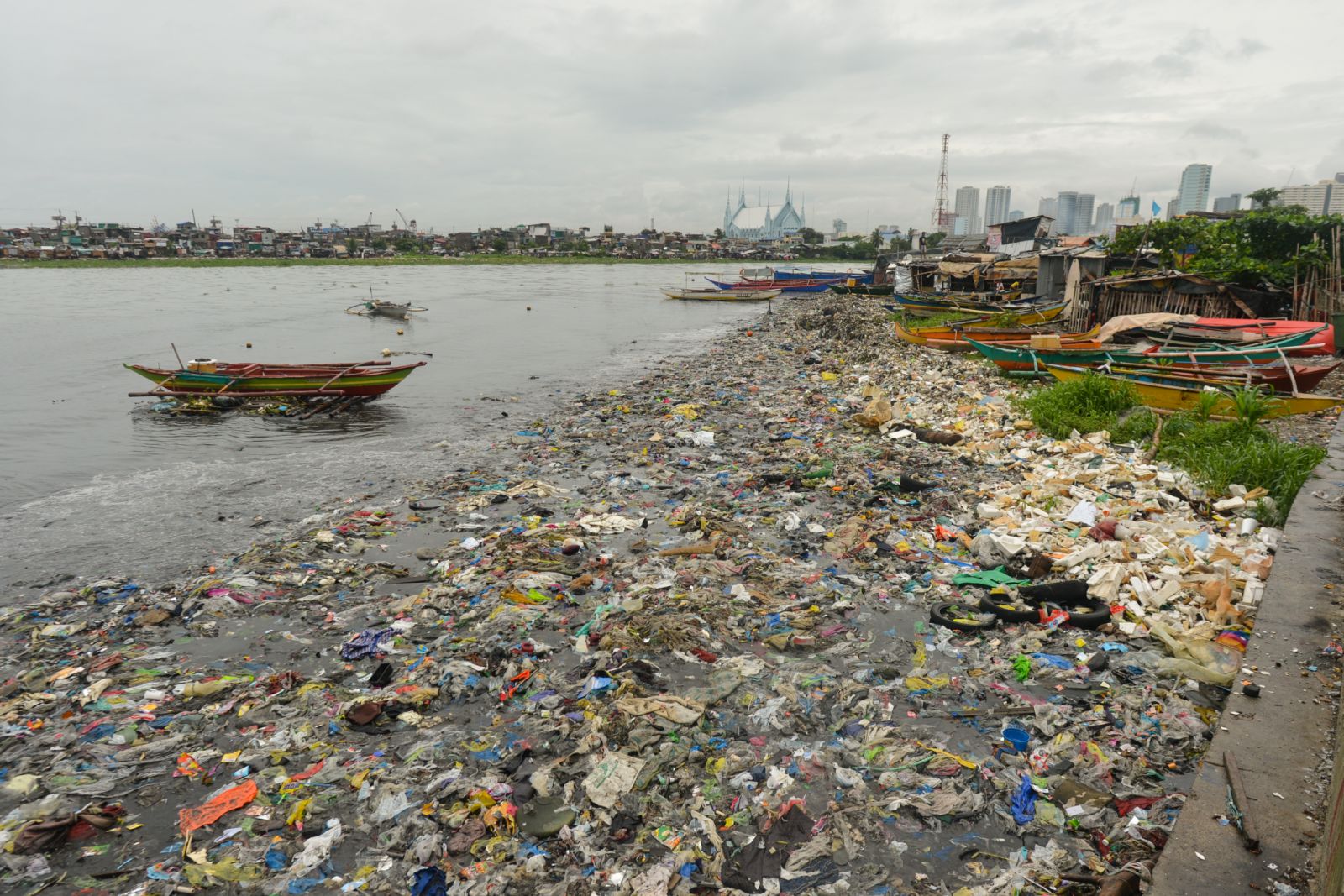 A view of the paper, plastic and other garbage in the Pasig River (Photo: Artur Widak via Getty Images)