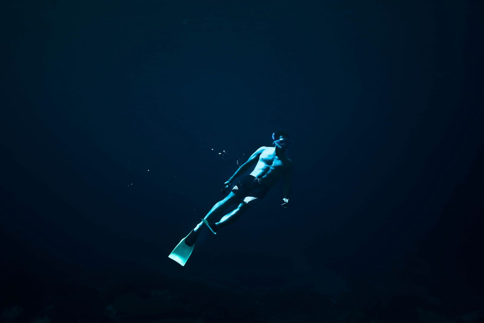Free diving (Photo by Jeremy Bishop/Pexels.com)