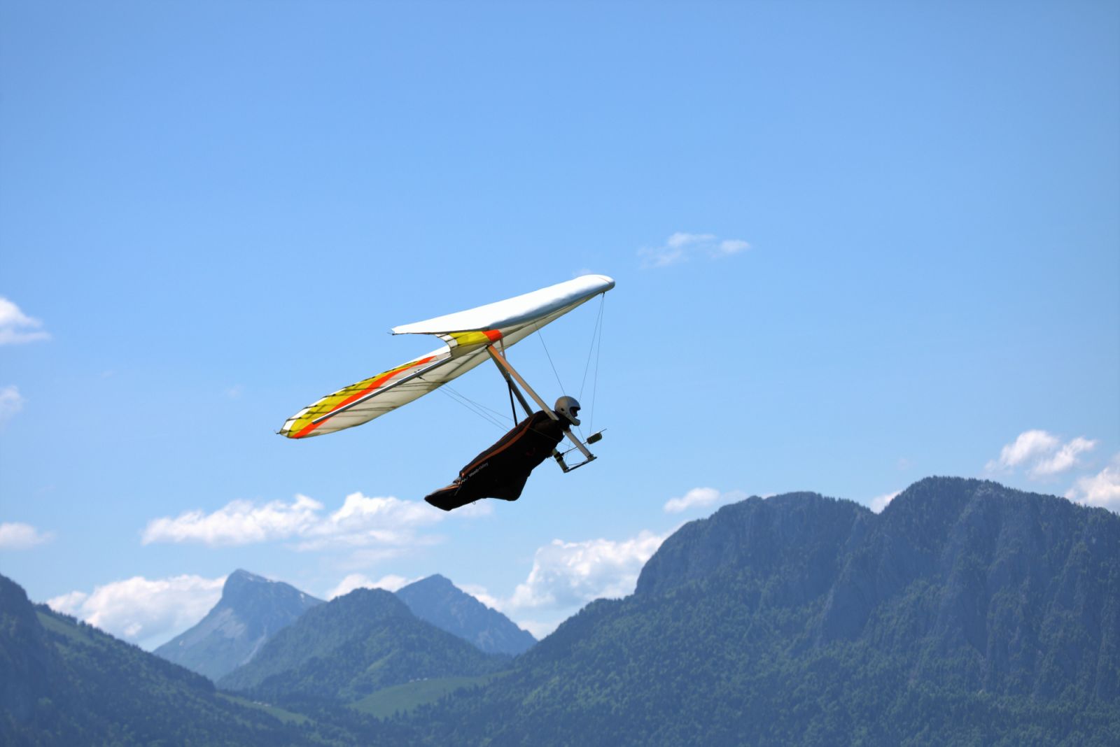 Hang gliding (Photo by Rémi Berger/Pexels.com)