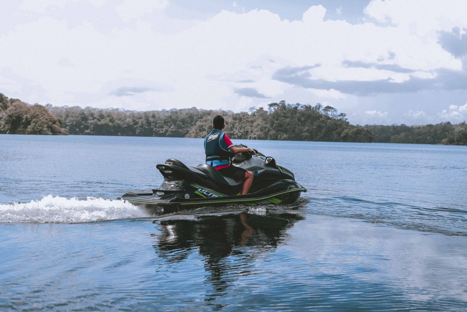 Jetskiing (Photo by Luis Quintero/Pexels.com)