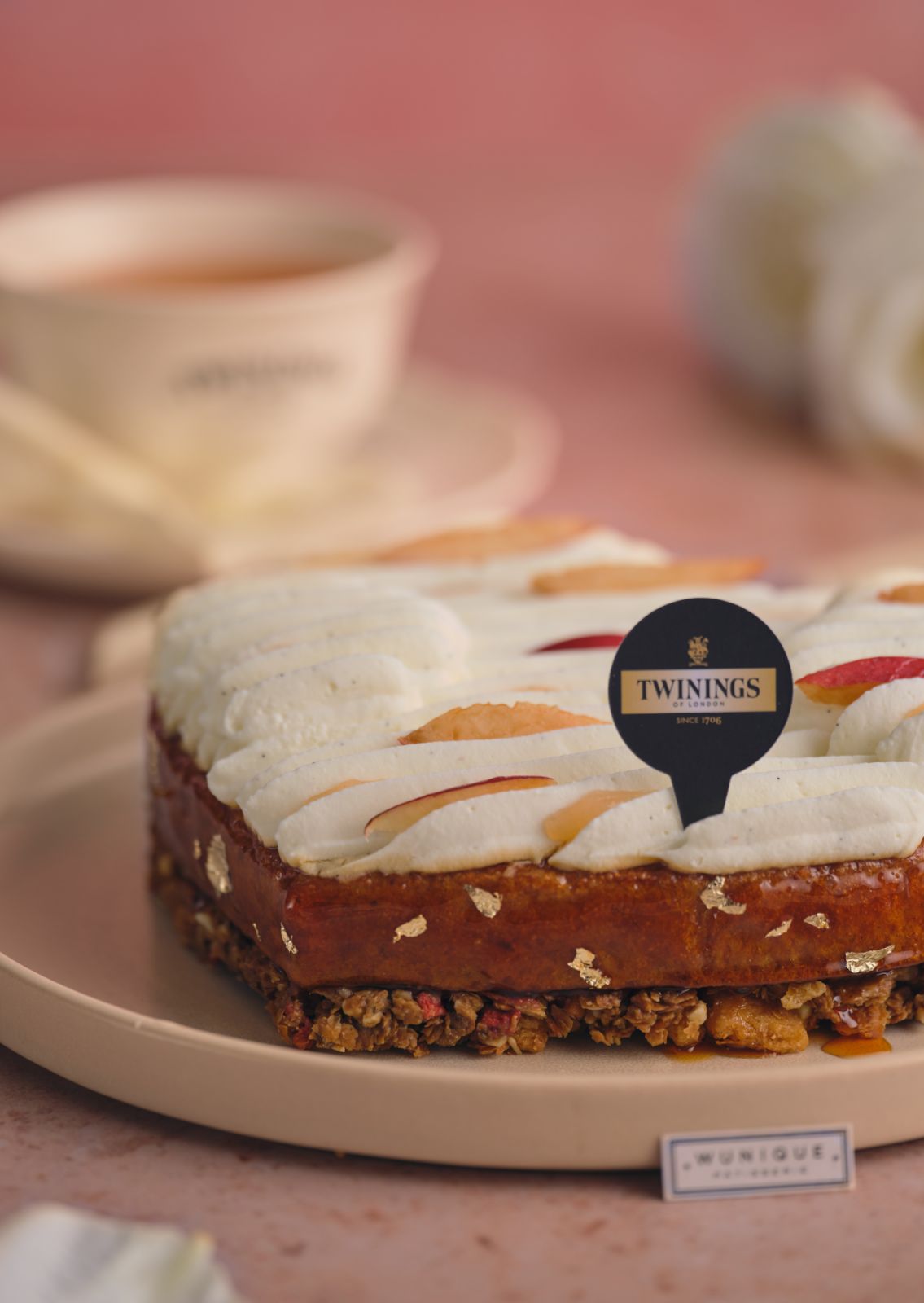 吳一無二法式甜點WUnique Pâtisserie -唐寧 蜜桃大吉嶺聖多諾黑(Photo:Twinings唐寧茶)