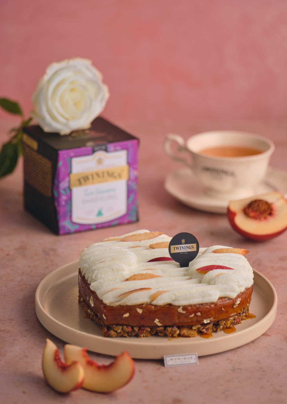 吳一無二法式甜點WUnique Pâtisserie -唐寧 蜜桃大吉嶺聖多諾黑(Photo:Twinings唐寧茶)