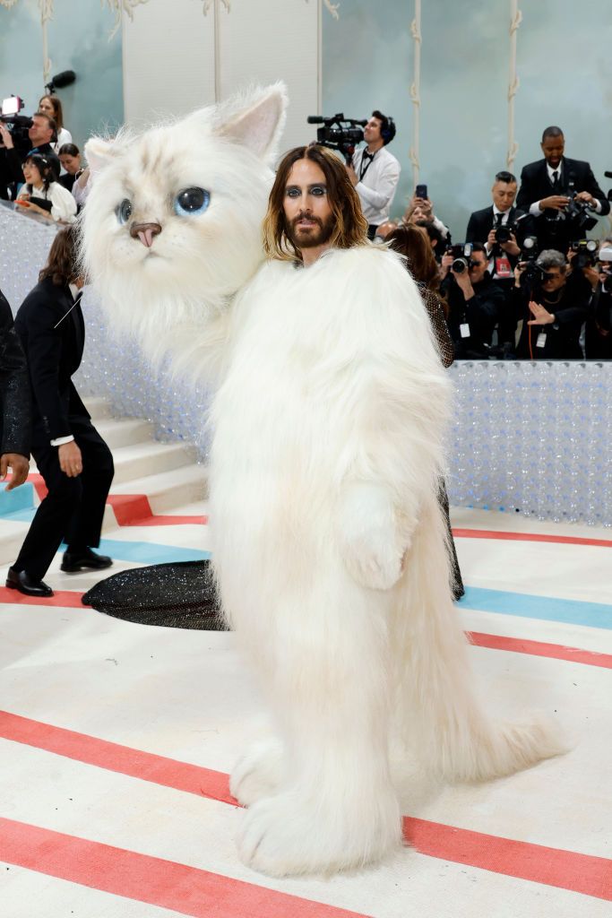 NEW YORK, NEW YORK - MAY 01: Jared Leto, dressed as Karl Lagerfeld's cat Choupette, attends The 2023 Met Gala Celebrating "Karl Lagerfeld: A Line Of Beauty" at The Metropolitan Museum of Art on May 01, 2023 in New York City. (Photo by Mike Coppola/Getty Images)