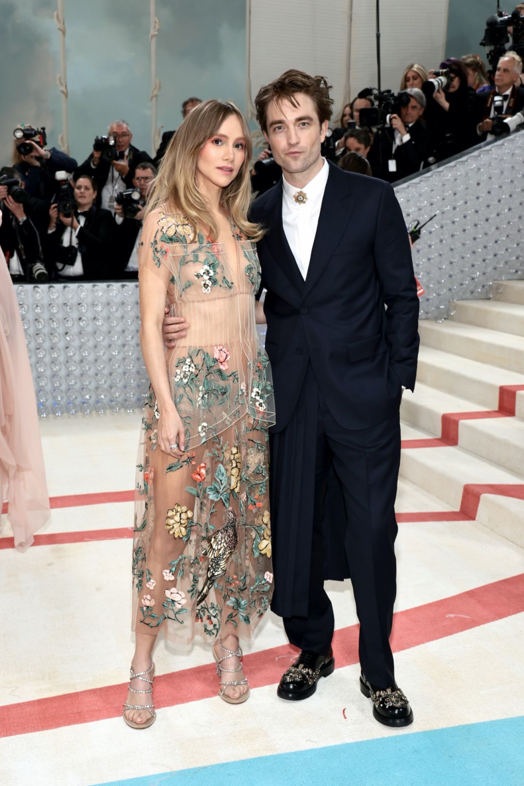 NEW YORK, NEW YORK - MAY 01: (L-R) Suki Waterhouse and Robert Pattinson attend The 2023 Met Gala Celebrating "Karl Lagerfeld: A Line Of Beauty" at The Metropolitan Museum of Art on May 01, 2023 in New York City. (Photo by Jamie McCarthy/Getty Images)