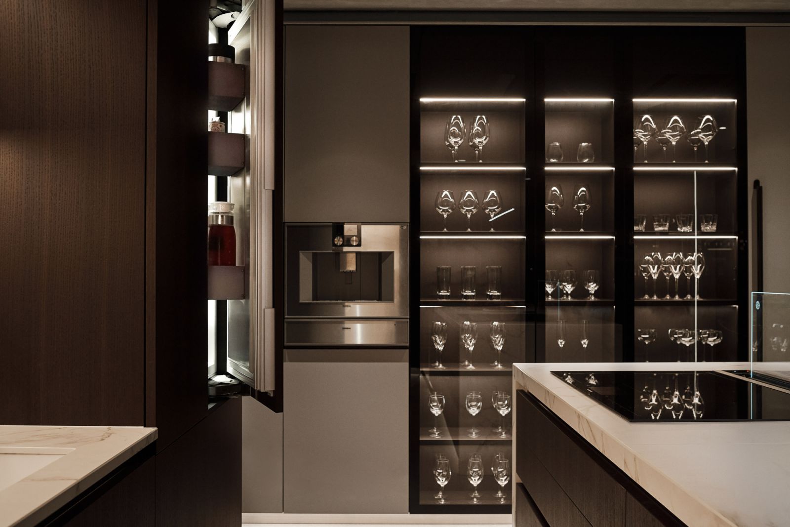 Gaggenau「400系列咖啡機」。可透過 Home Connect 遠端控制咖啡機,12種飲品選擇,恆溫加熱器,一開機就可立即沖泡不需等待。(Photo:Gaggenau)