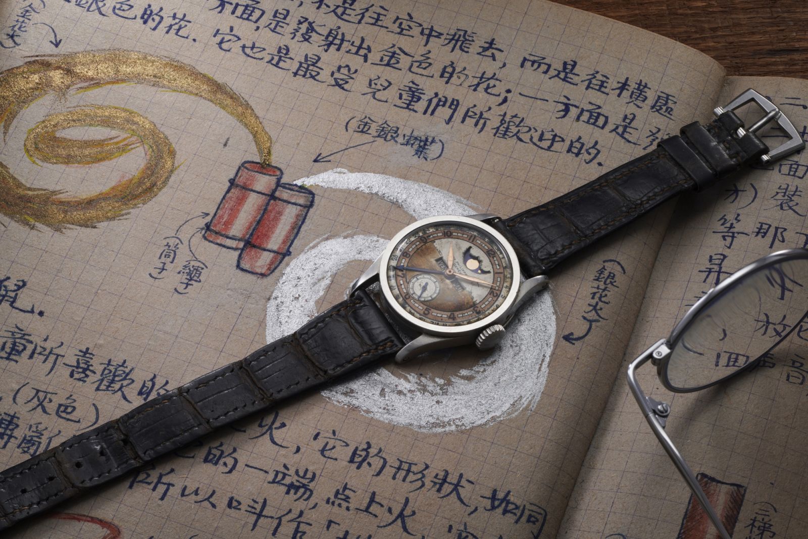 溥儀曾珍藏之百達翡麗型號96 Quantieme Lune,及其寫下的日常雜記的筆記本
。(Photo by Phillips/Jess Hoffman)