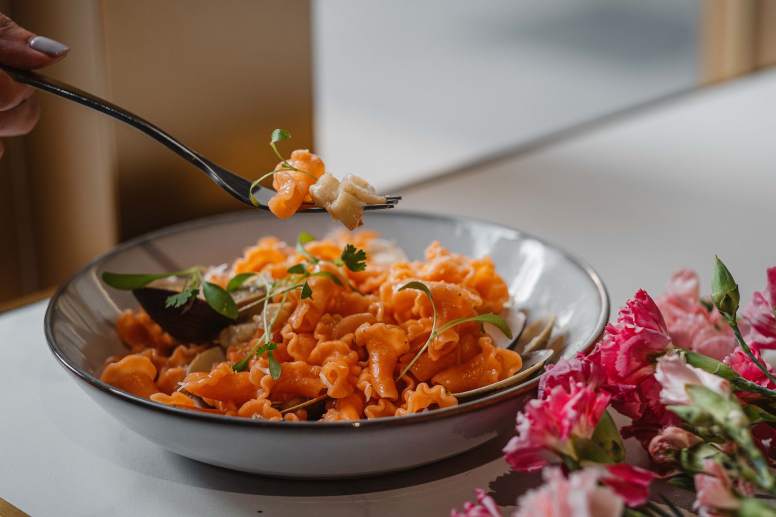 PASTAIO母親節限定花膠蛤蜊百合麵,將原本的墨魚百合麵換成粉紅色。