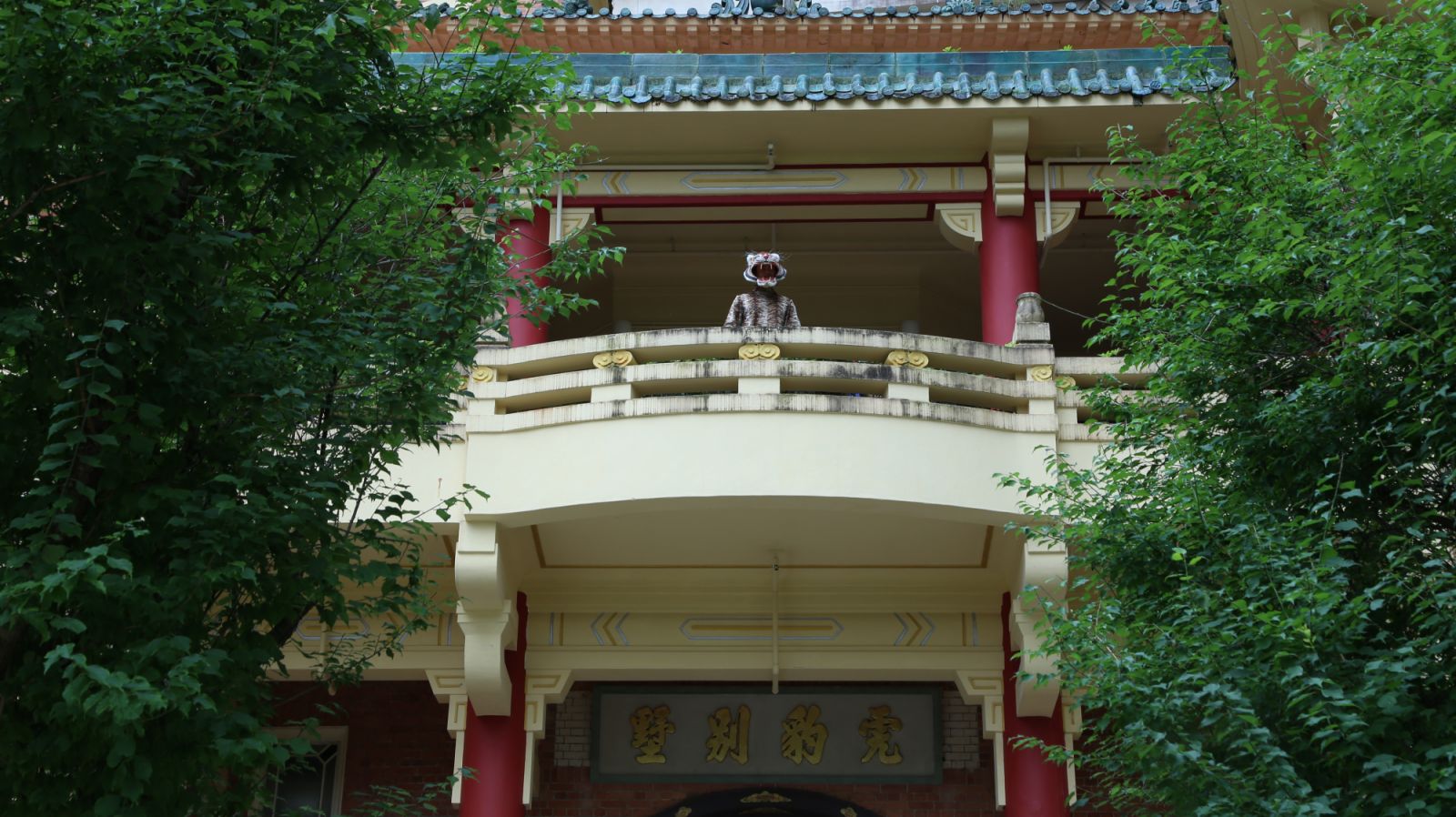 A still from "She told me to head to the sea" (2022), shot at the Har Paw mansions (Photo: courtesy of JJG)