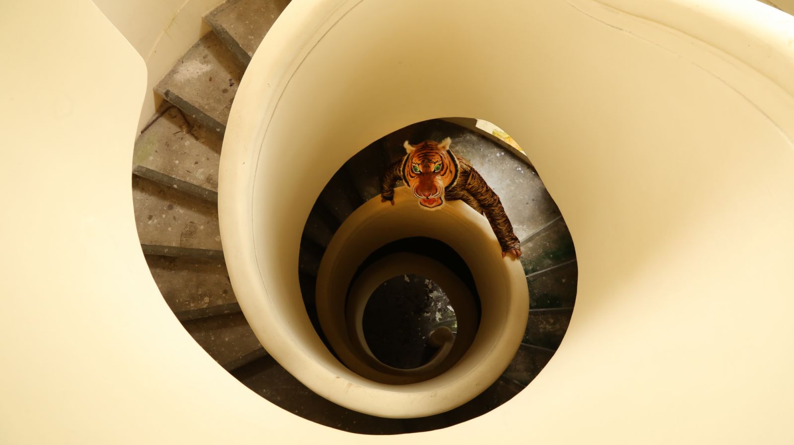 A still from "She told me to head to the sea" (2022), shot at the Har Paw mansions (Photo: courtesy of JJG)