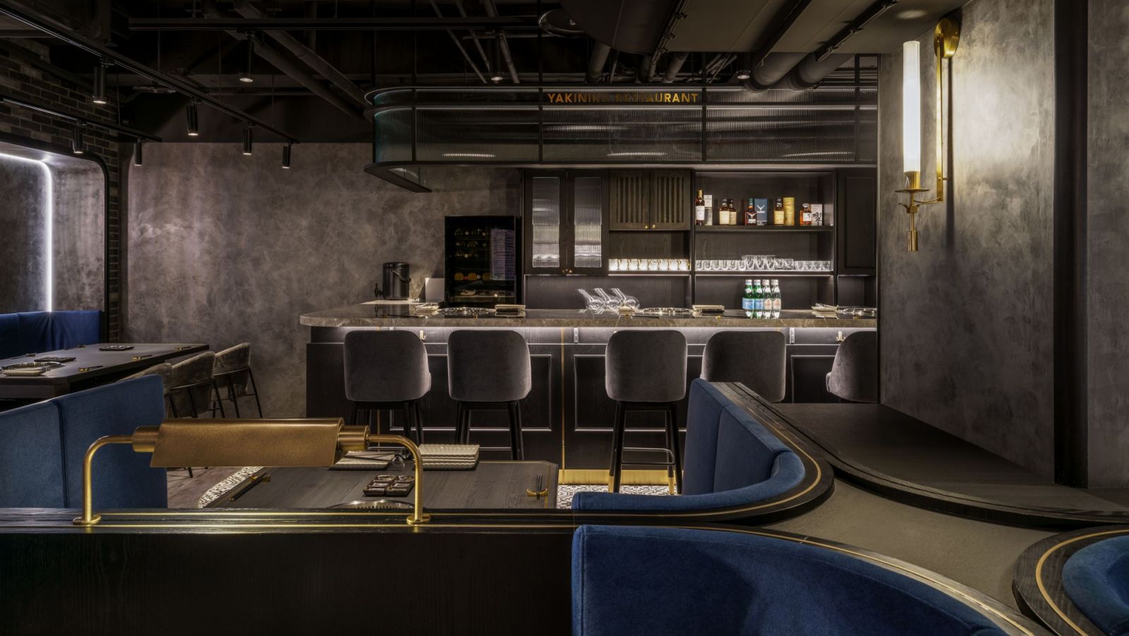在選材上運用洋式建築最常見的磚牆為載體,藉由黑金色系交錯搭配,演繹低調奢華的時髦氣息。