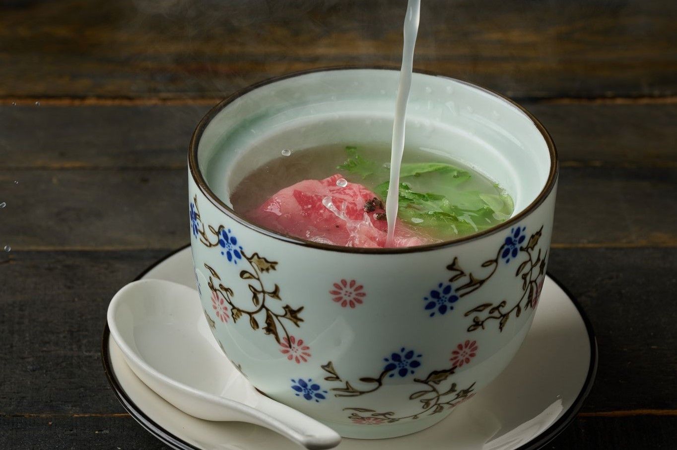 涮和牛牛肉湯。