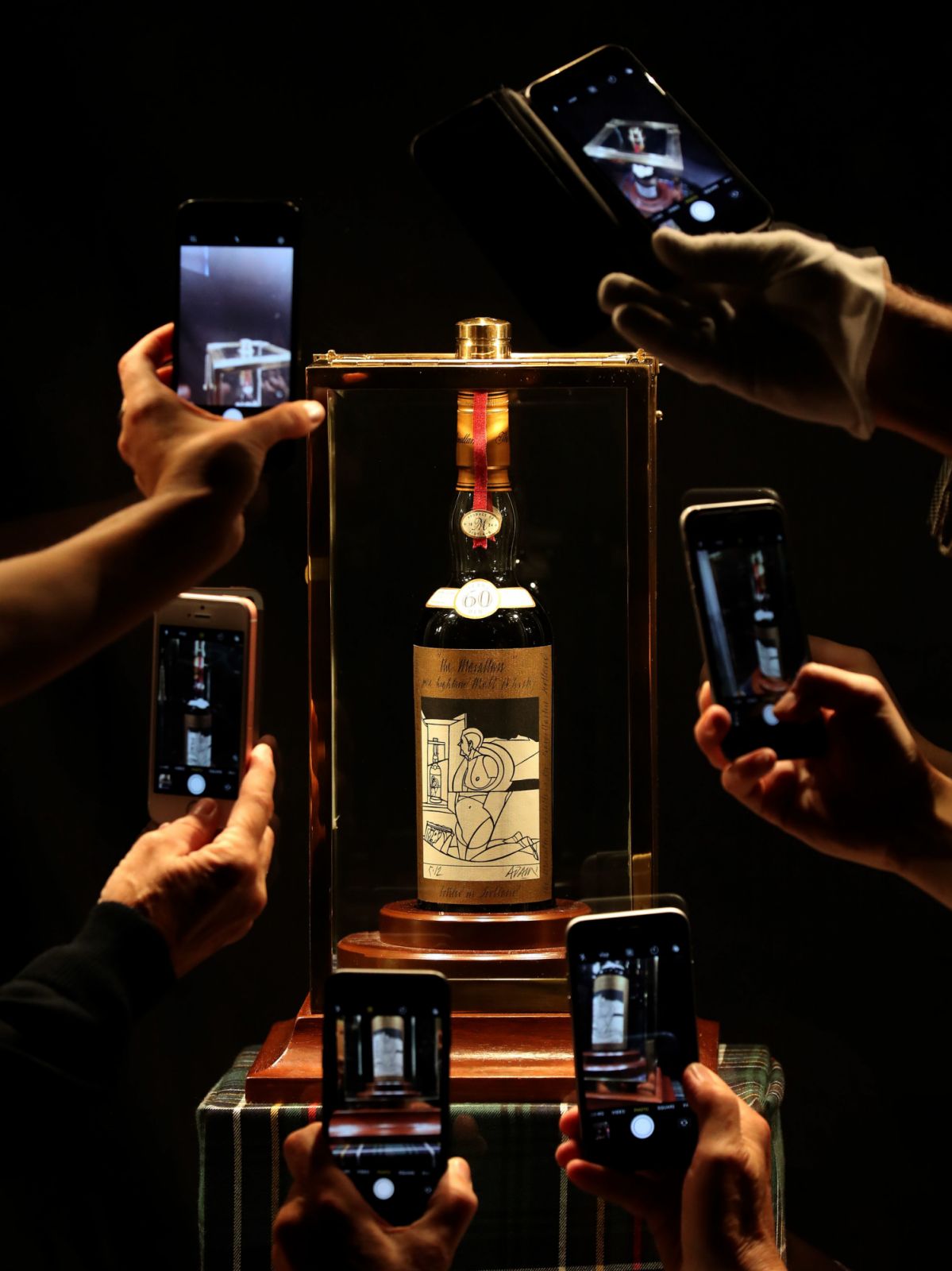 史上最貴威士忌之一——麥卡倫60年華雷利奧艾達米1926(Macallan Valerio Adami 1926-60 Year Old)在香港邦瀚斯拍賣會拍得863萬6250港元,等同於每一口就喝掉43萬台幣。