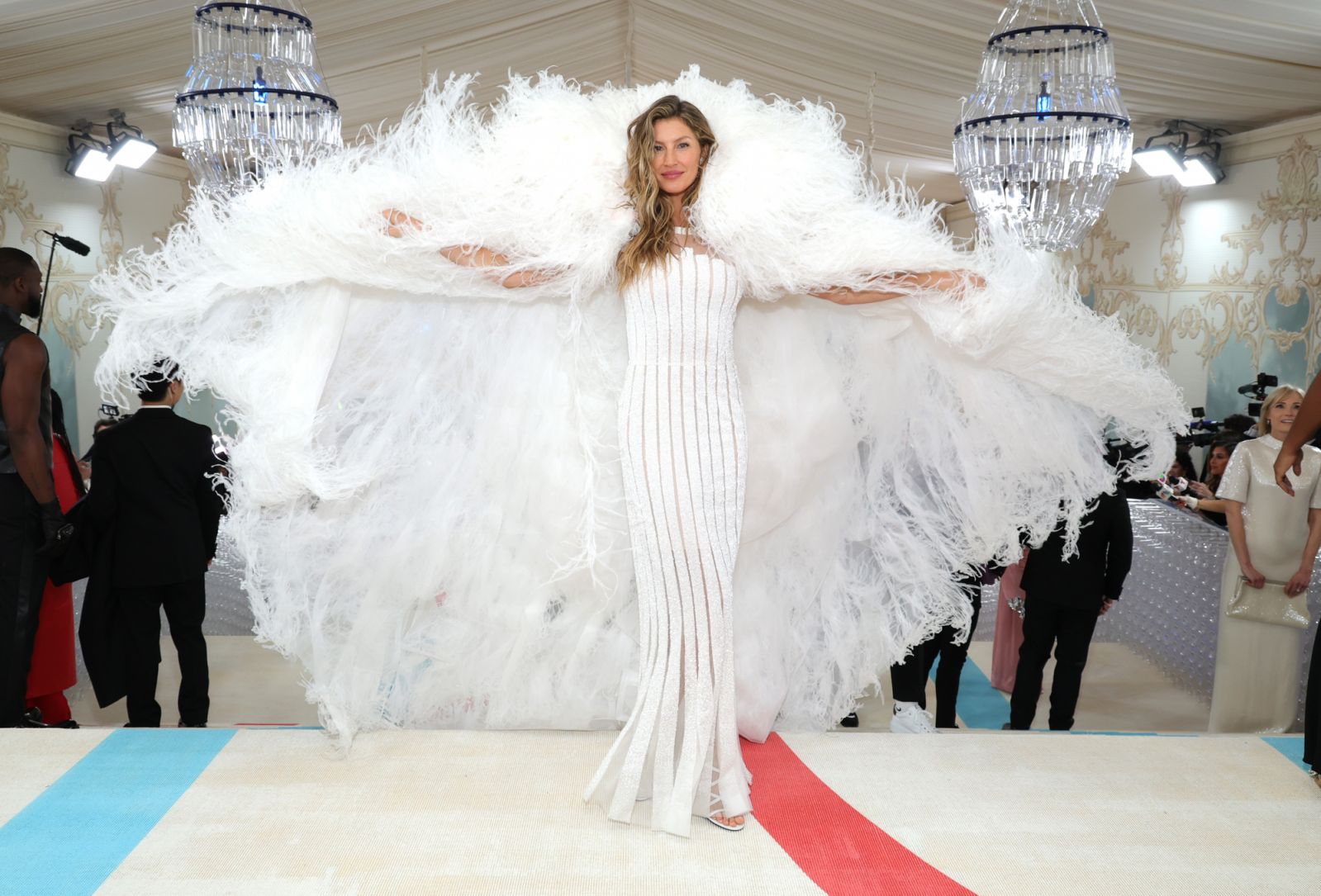吉賽兒邦臣2023 Met Gala的妝容由香奈兒彩妝師為她設計。Gisele Bündchen attends The 2023 Met Gala Celebrating "Karl Lagerfeld: A Line Of Beauty" at The Metropolitan Museum of Art on May 01, 2023 in New York City. (Photo by Kevin Mazur/MG23/Getty Images for The Met Museum/Vogue)