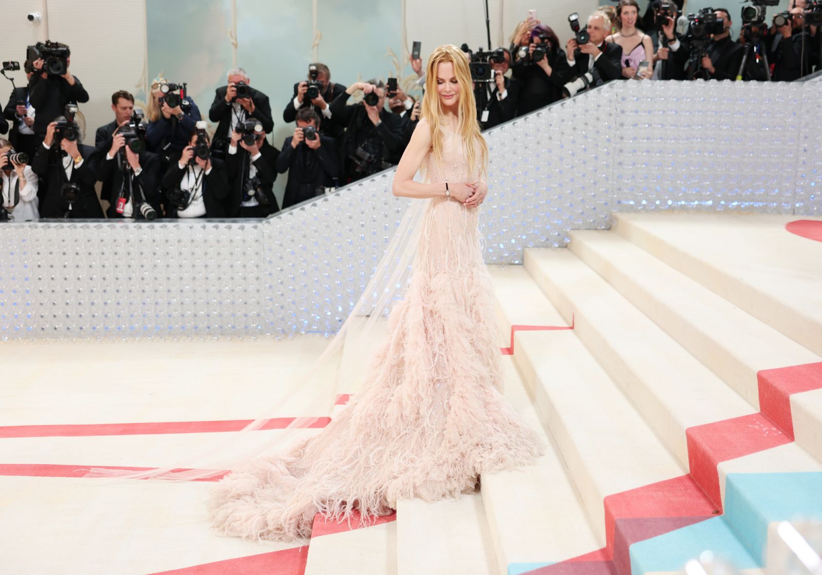 妮可基嫚2023 Met Gala妝容自然。Nicole Kidman at the 2023 Met Gala: Karl Lagerfeld: A Line of Beauty held at the Metropolitan Museum of Art on May 1, 2023 in New York, New York. (Photo by Christopher Polk/WWD via Getty Images)