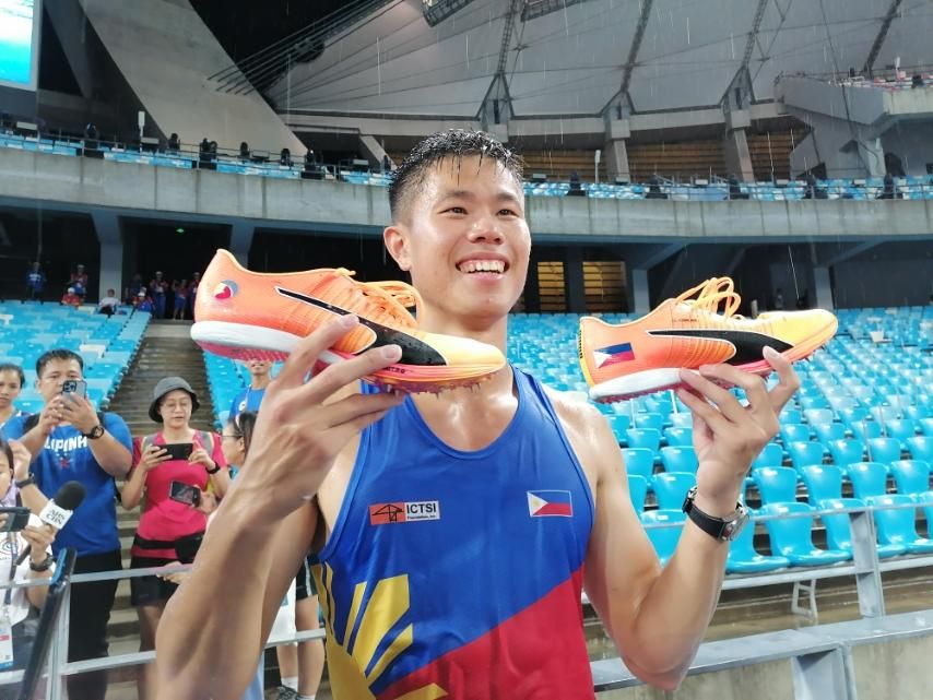 In a quick dialogue with the press, Obiena revealed that he is putting up for auction the customised shoes he wore during the competition. (Photo: June Navaro/ Inquirer Sports)