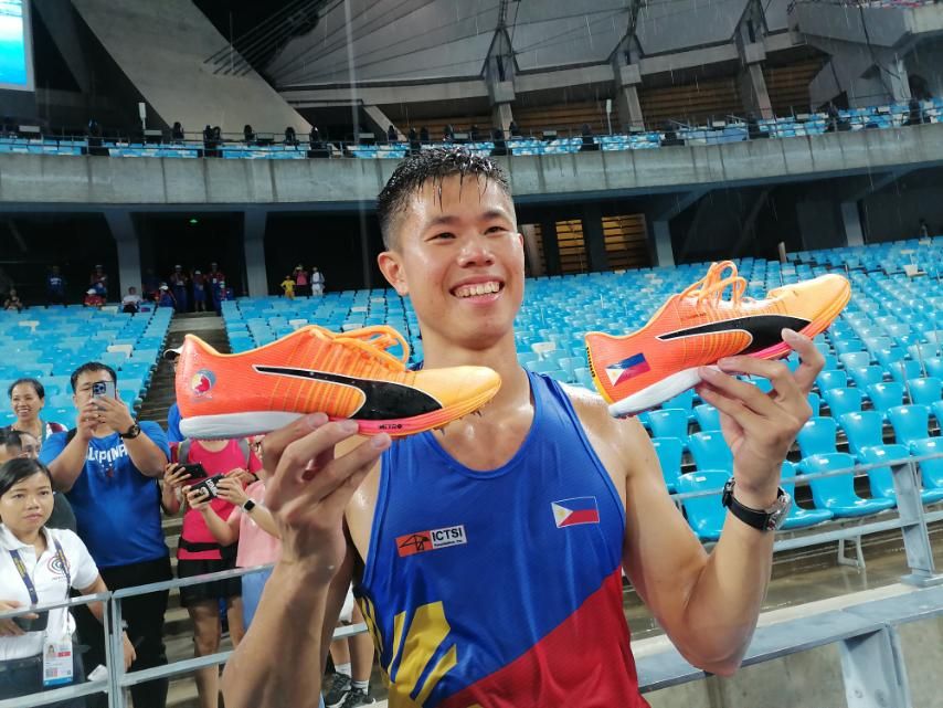 In a quick dialogue with the press, Obiena revealed that he is putting up for auction the customised shoes he wore during the competition. (Photo: June Navaro/ Inquirer Sports)