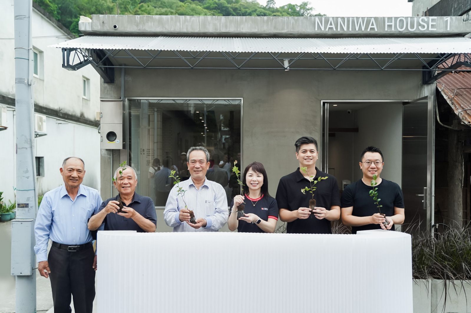 茶籽堂首間品牌土地概念店「朝陽社區店」與朝陽社區的老屋改建成共享空間「浪速計畫 Naniwa House 1」盛大開幕，左至右分別為朝陽社區發展協會前理事長蘇朝麟、理事長邱福來、朝陽里里長李順義、星展銀行(台灣)集團推廣策略暨傳訊處負責人蘇怡文、茶籽堂創辦人趙文豪、Alife負責人游適任