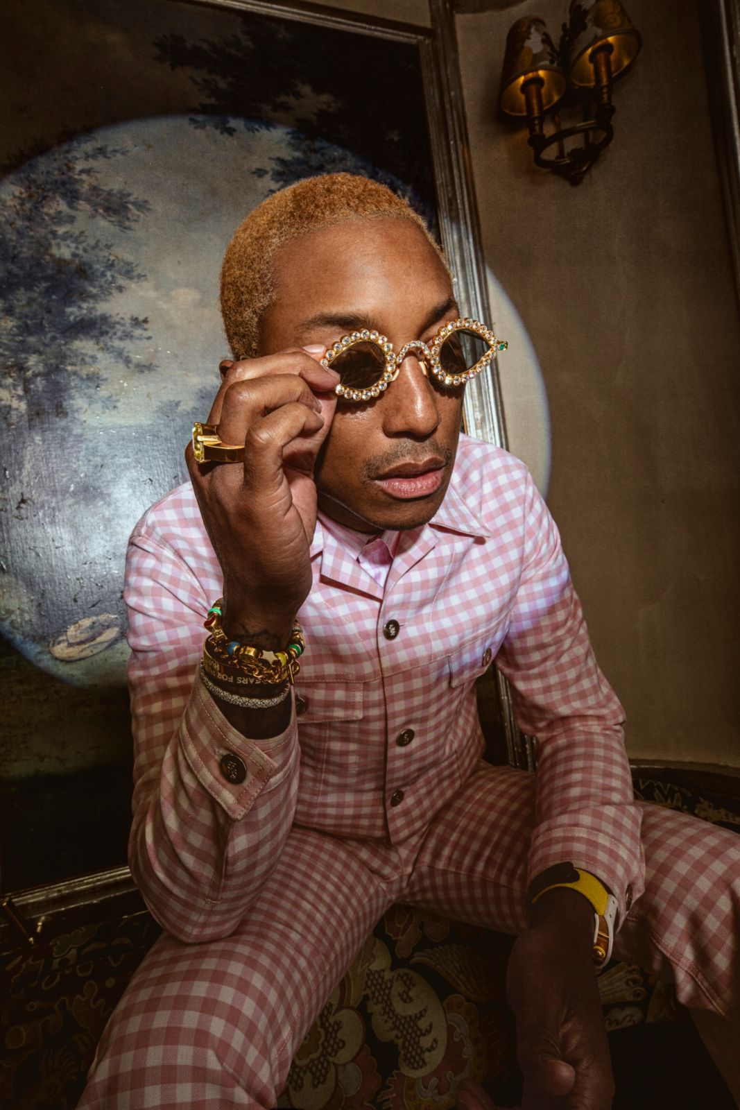 服裝by Ernest W Baker;珠寶、手錶、太陽眼鏡皆為 Pharrell 私物。(Photo: Lou Escobar for Tatler Hong Kong)