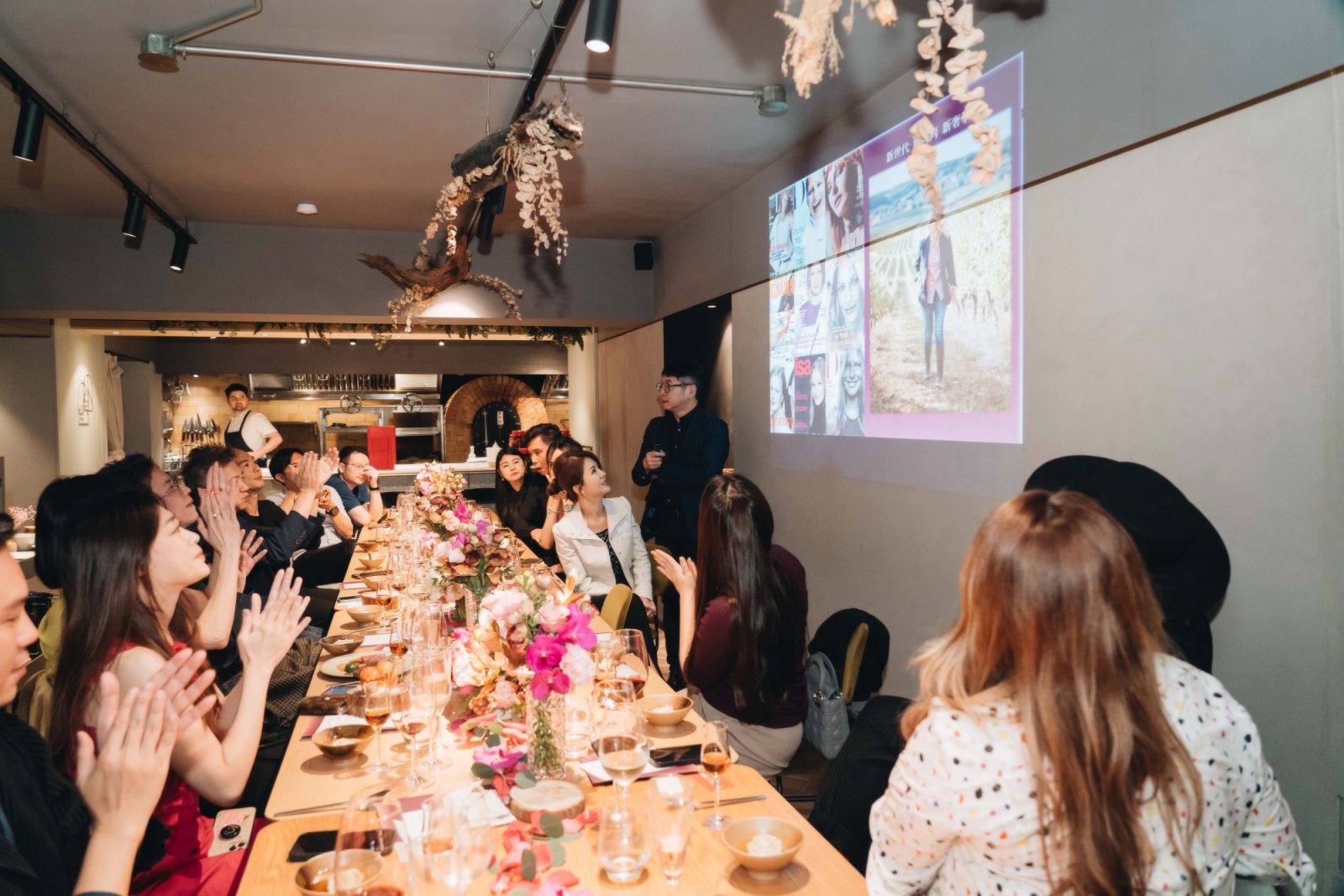 宏盛酩品總經理張德武的帶領Tatler名人們品酩頂級酒款。(Photo:Tatler)