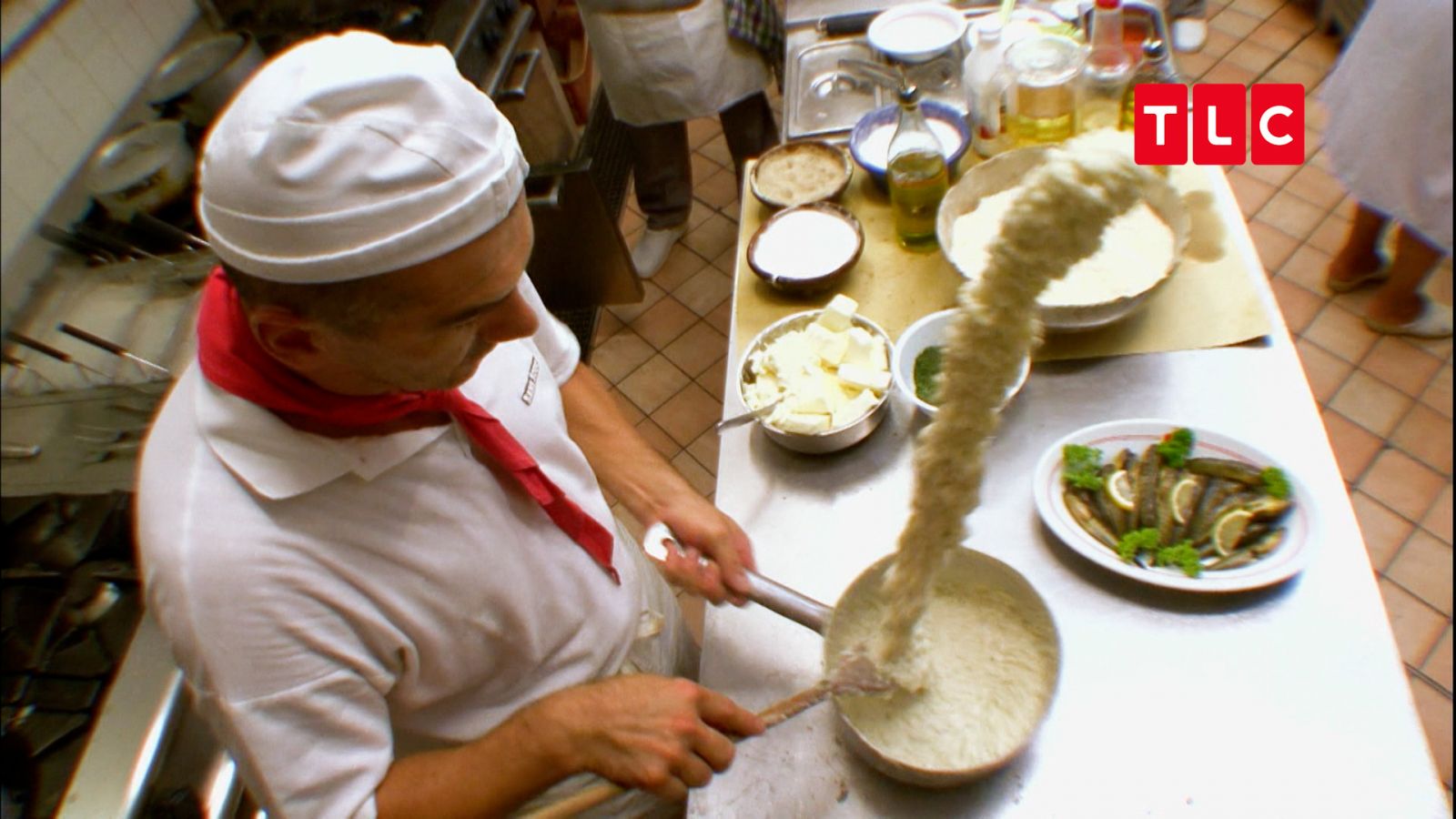 製作美味海鮮燉飯除了高湯,還得靠廚師甩鍋神技。