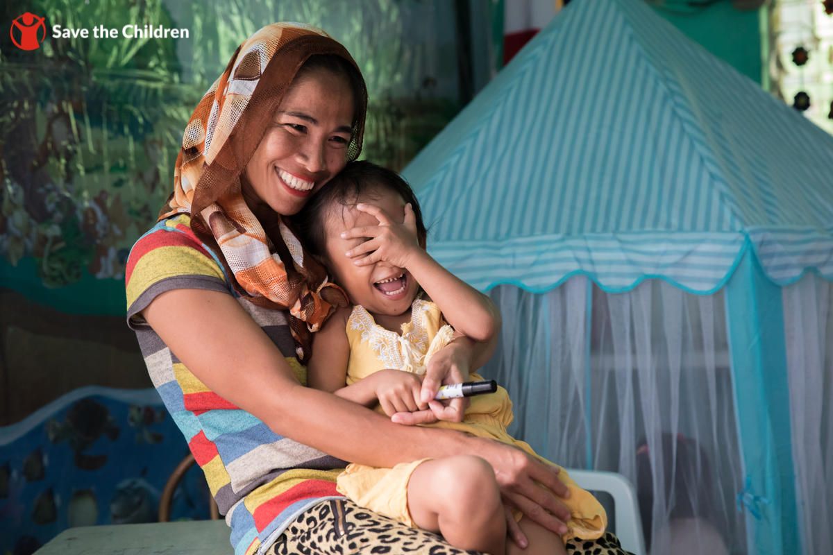 A mother and her child (Photo: Save the Children PH)
