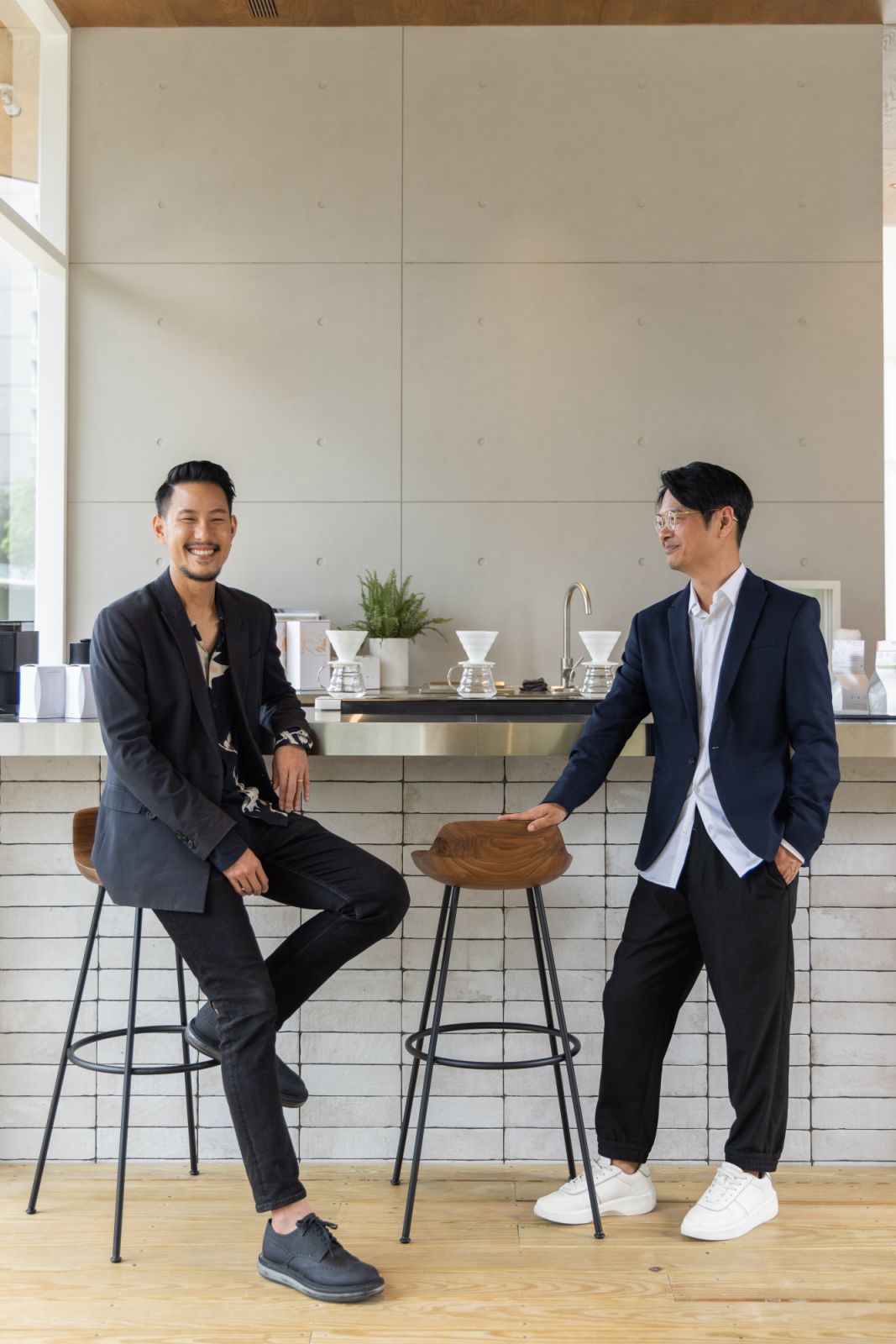 築內國際設計長黃秉鴻Tomo(左)VWI COFFEE HOUSE創辦人王策(右)。
