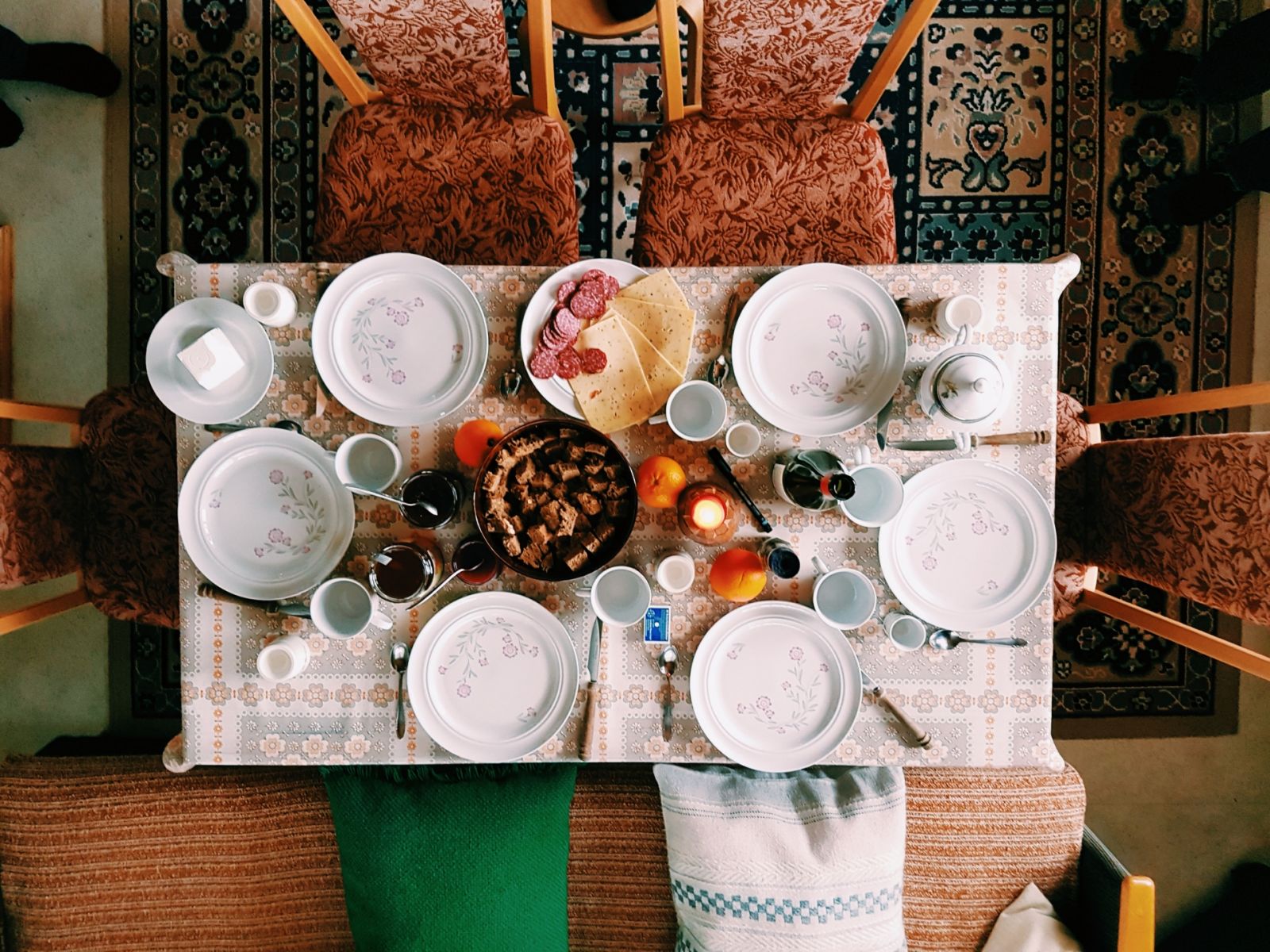 Family-style eating Daniel Frese / Pexels