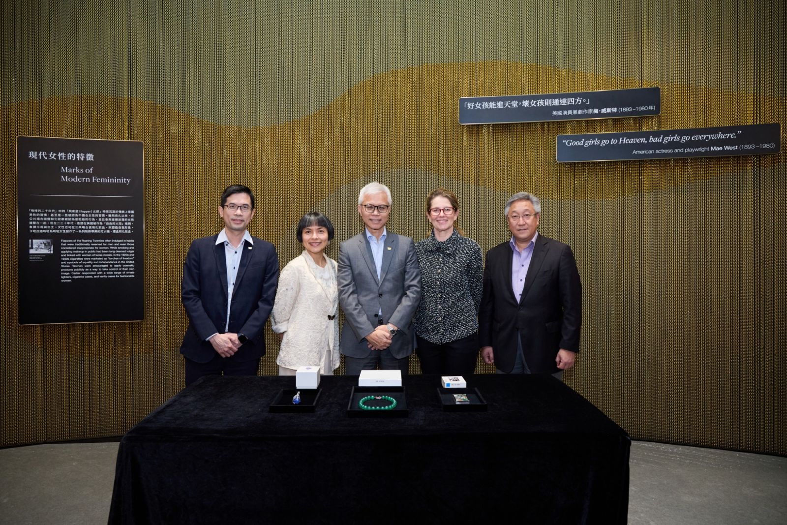 《百樣玲瓏——卡地亞與女性》香港故宮文化博物館館長吳志華博士、副館長(研究策展及節目)王伊悠博士、副館長(博物館營運)袁貺霖、卡地亞典藏館長帕斯卡爾.勒博(Pascale Lepeu)以及卡地亞北亞洲區域行政總裁陸慧全一同見證下正式開箱