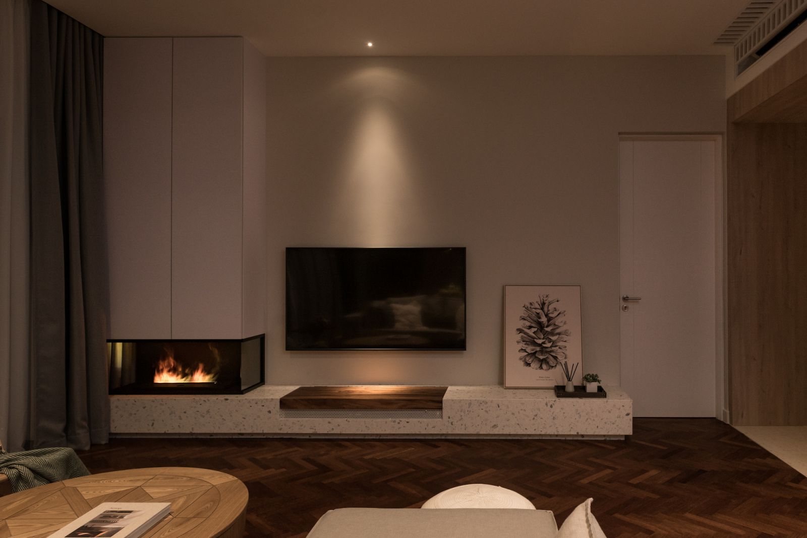 Cosy evening vibes with a "fireplace"