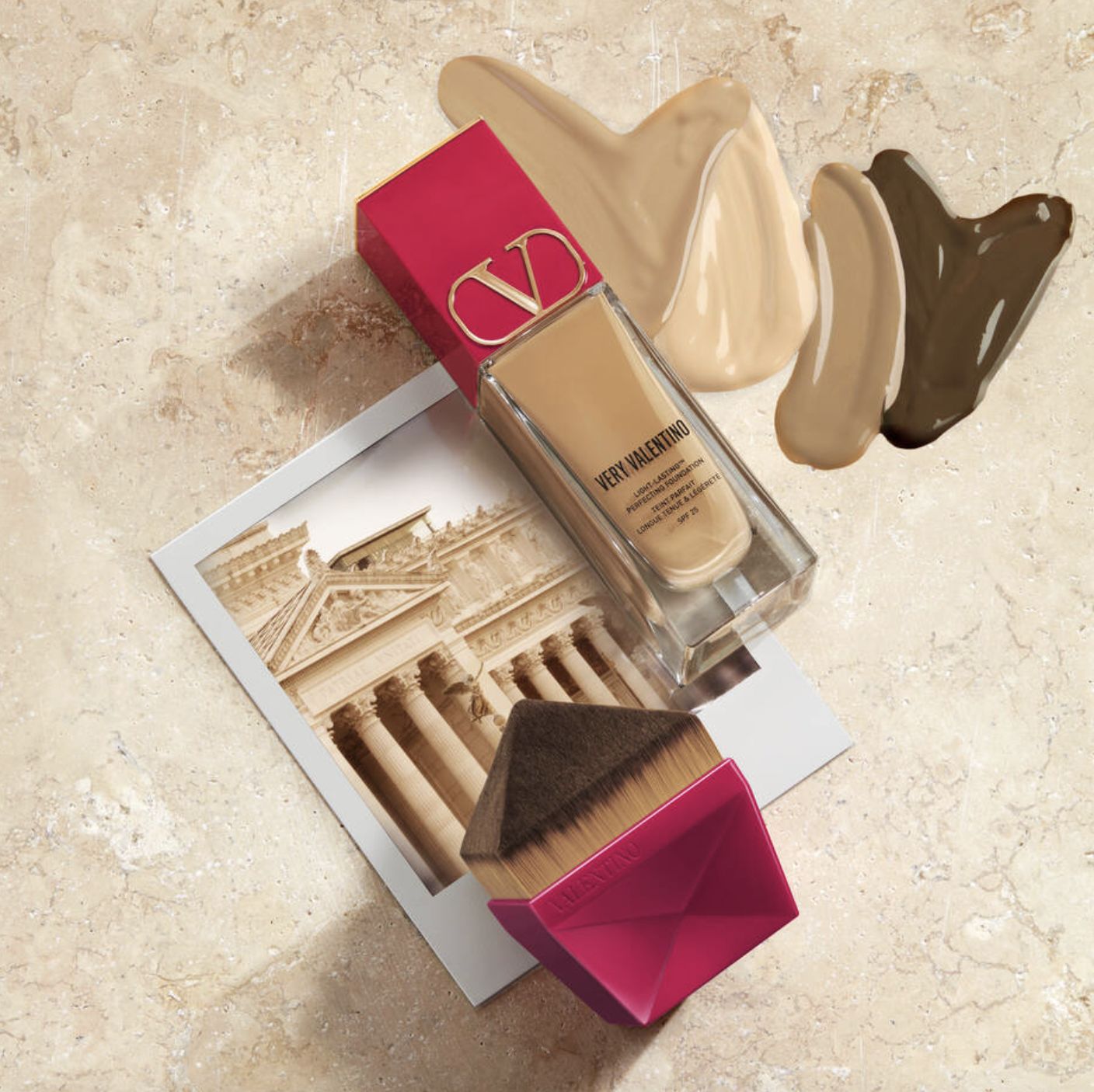 Valentino粉底和粉底刷都推薦入手。Photo:valentino-beauty.us