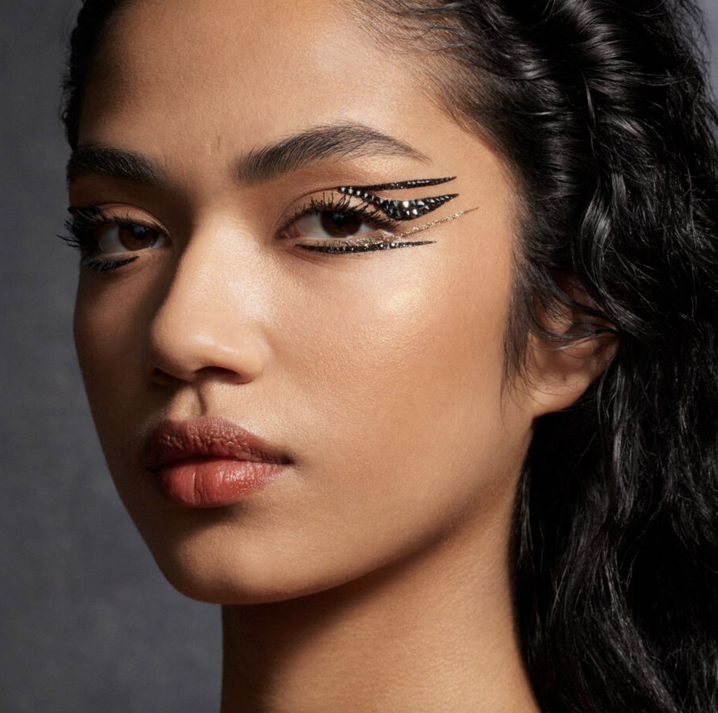 Valentino眼線貼紙可打造秀場造型。Photo:valentino-beauty.us
