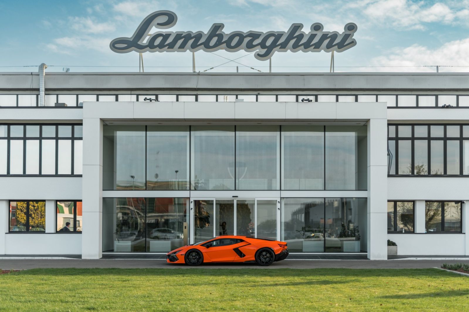 The new Lamborghini Revuelto