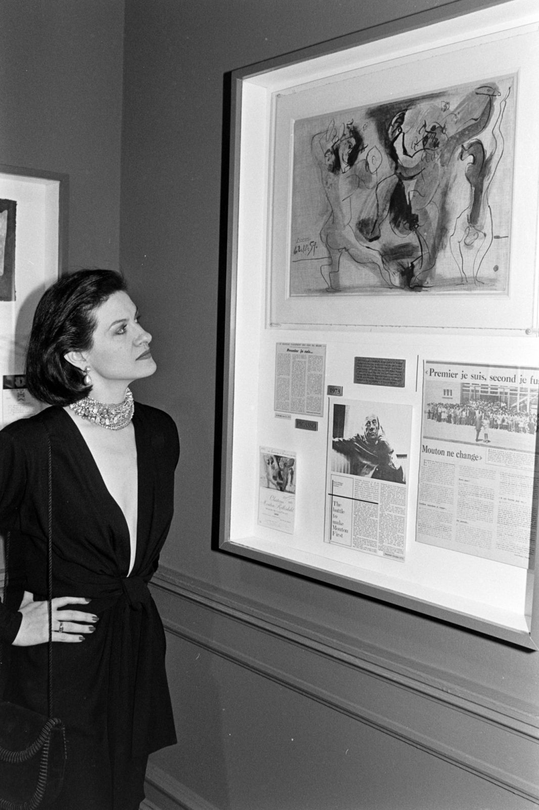 Paloma Picasso admires artwork by her father, Pablo Picasso, during a party at Le Lion d'Or in Washington, D.C., celebrating the display of Chateau Mouton Rothschild wine labels at the Corcoran Gallery, on December 6, 1984. (Photo by Guy DeLort/WWD/Penske Media via Getty Images)