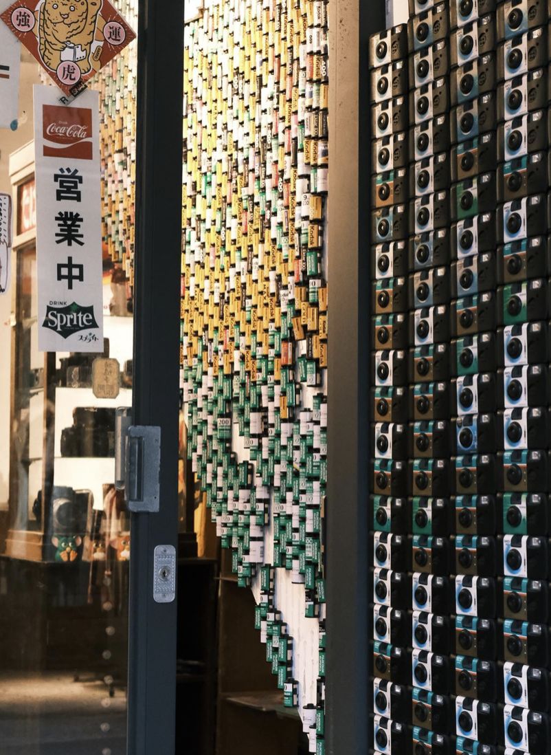 一整面的底片牆十分吸睛。(Photo: Instagram / @jennyjenny_kuo)