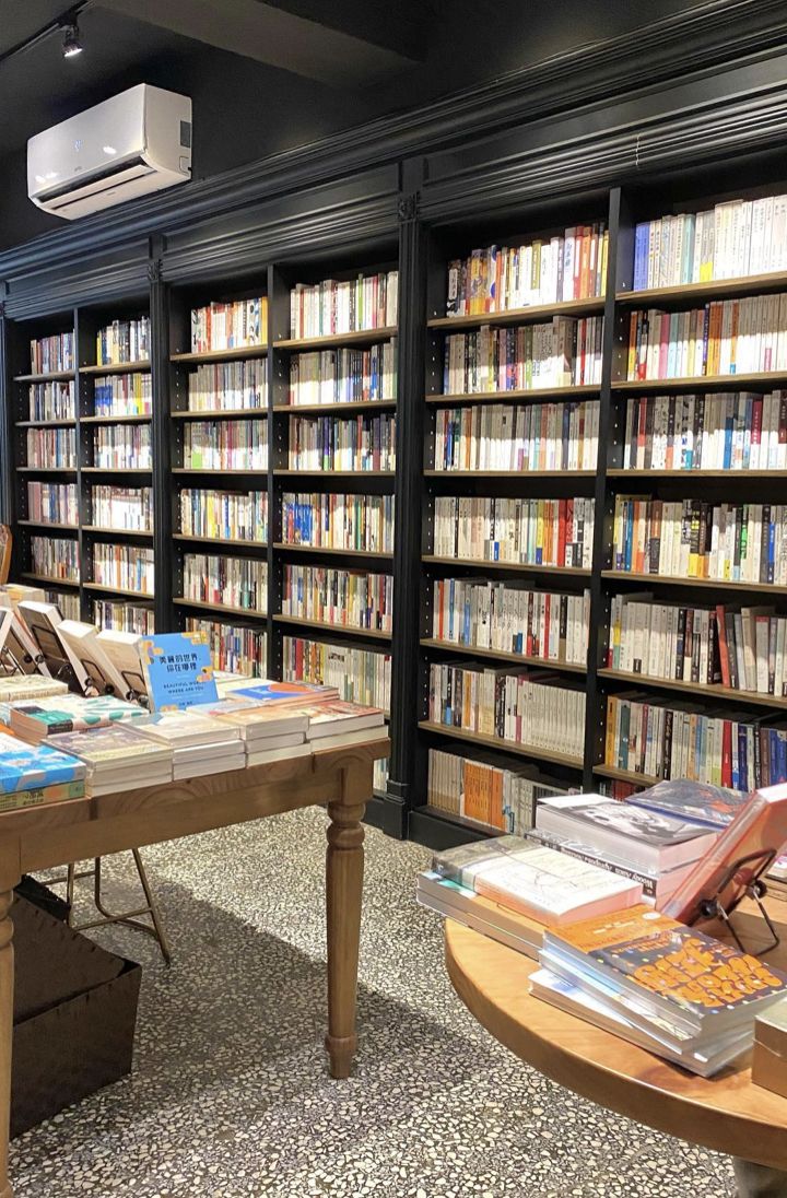 春秋書店收藏的書籍相當多元。(Photo: Instagram / @pei_154)