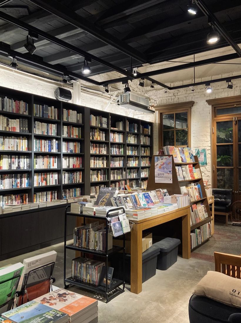 店內收藏各式類別的經典書籍。(Photo: Instagram / @2nicefoodie)