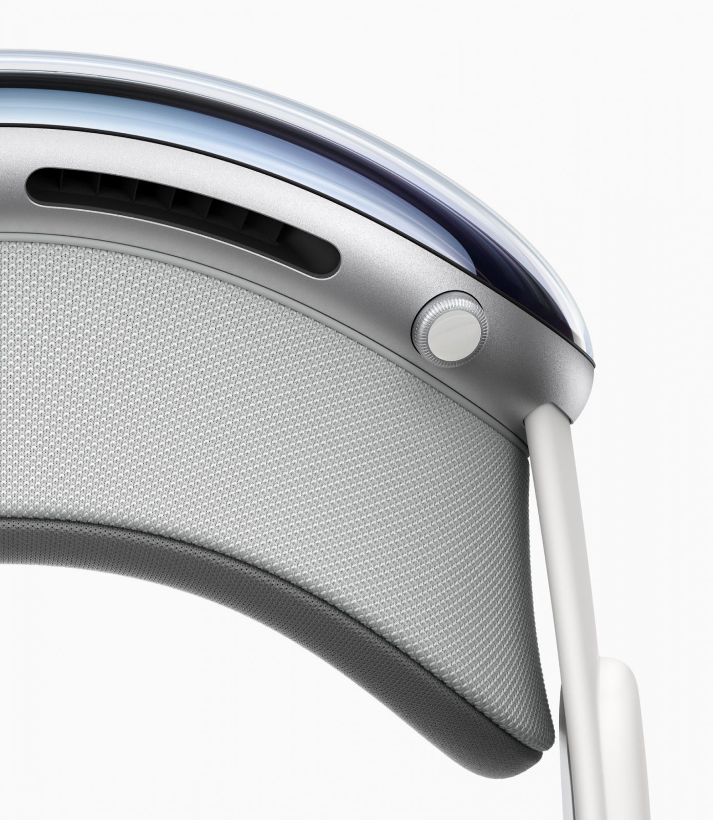 Apple Vision Pro 搭載超高解析度的顯示系統,將 2,300 萬畫素搭載入兩個顯示裝置中,相當於每隻眼睛各一台 4K 以上的電視,還有全新的 R1 晶片,帶來無延遲、即時顯示的世界。