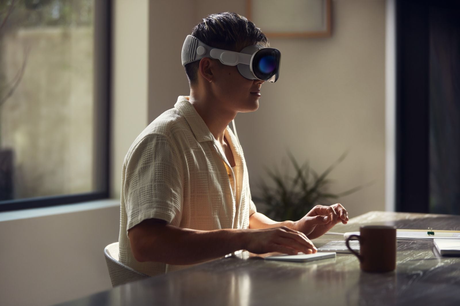 使用 Apple Vision Pro 進行 FaceTime 通話讓協作與連結更容易。影片方塊為真實大小,空間音訊讓聲音聽起來就像從那個人所在的地方發出來的一樣。