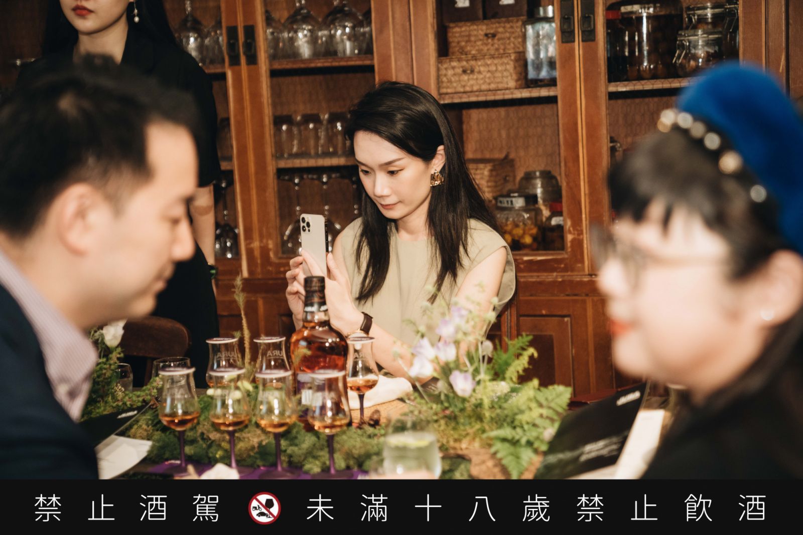 吉拉Jura酒款不僅讓大家一同品味,也促使了更多關於威士忌愛好人士們之間熱烈的交流討論。(Photo:Tatler)