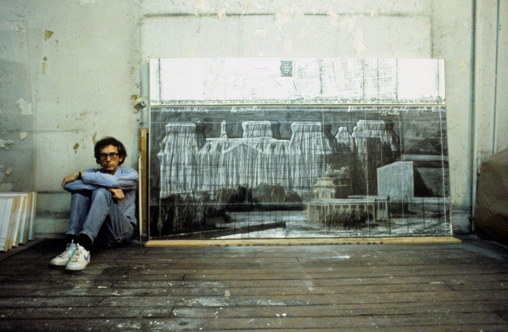 (Eingeschränkte Rechte für bestimmte redaktionelle Kunden in Deutschland. Limited rights for specific editorial clients in Germany.) Christo, with drawing of the wrapped Reichstag in Berlin (Photo by Calle Hesslefors/ullstein bild via Getty Images)