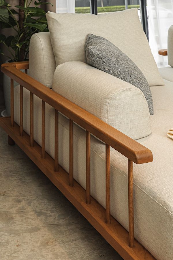 Chaise back rail
