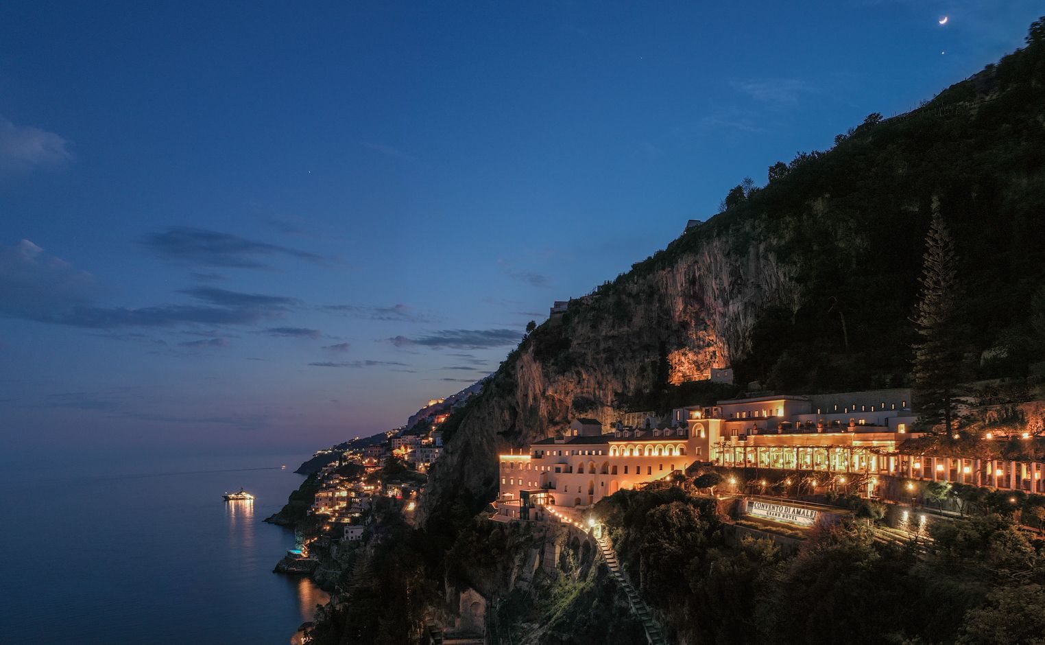 安納塔拉阿瑪菲修道院大酒店外觀夜景照。（Photo: Anantara）